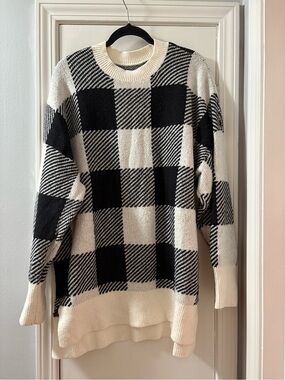 Abercrombie & Fitch Black and Cream Buffalo Plaid Crewneck Sweater